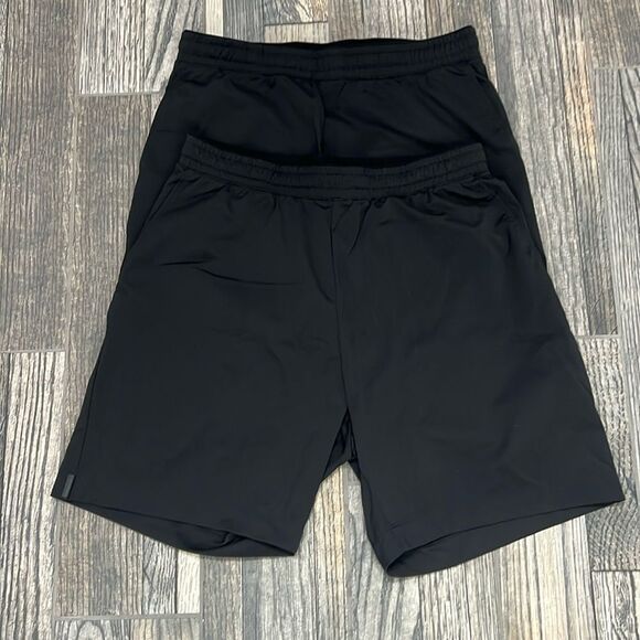 🔥🔥 (2) UNIQLO Elastic Waist Polyester GYM Shorts Men Size Medium - PERFECT - Picture 2 of 5